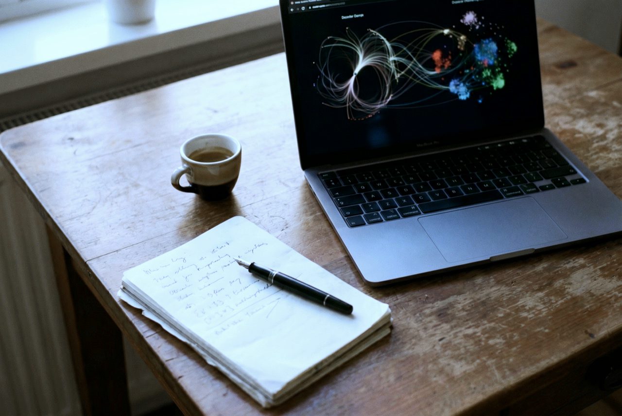 Schreibtisch mit Laptop und Datenvisualisierung