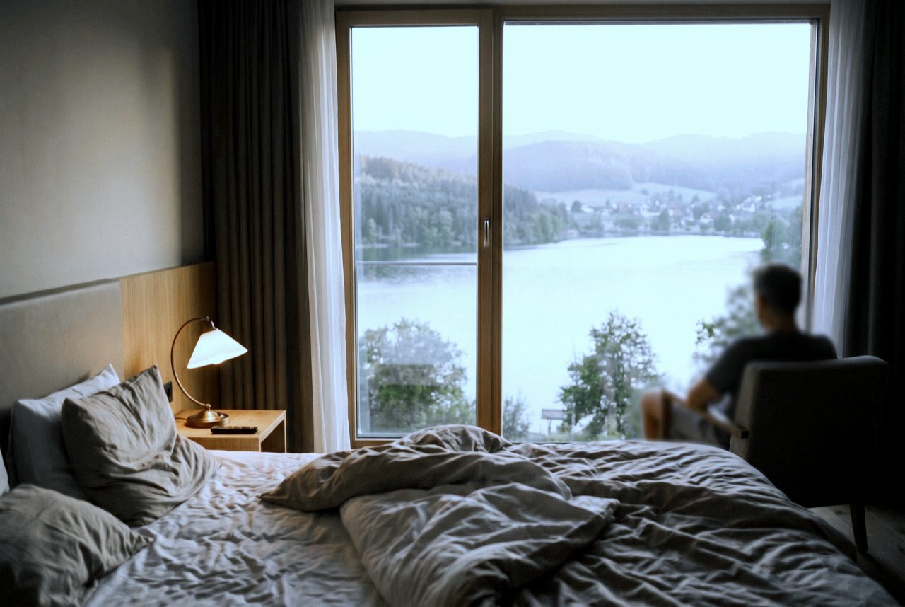 Premium-Hotelzimmer am Bodensee bei goldener Stunde