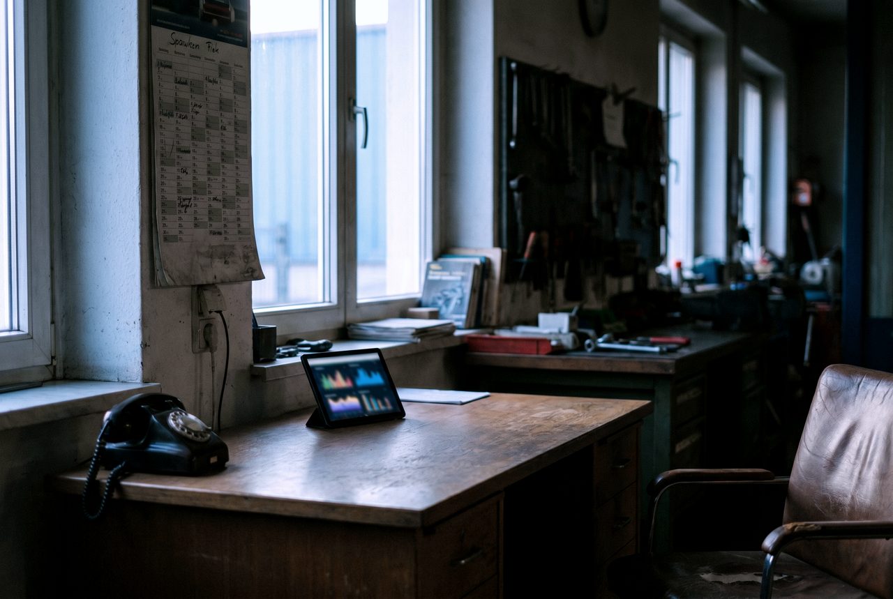 Mittelstand-Büro mit Laptop und ruhigem Nachmittagslicht