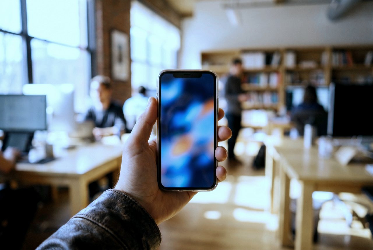 Smartphone zeigt Hero-Loop einer modernen Bewegtbild-Website