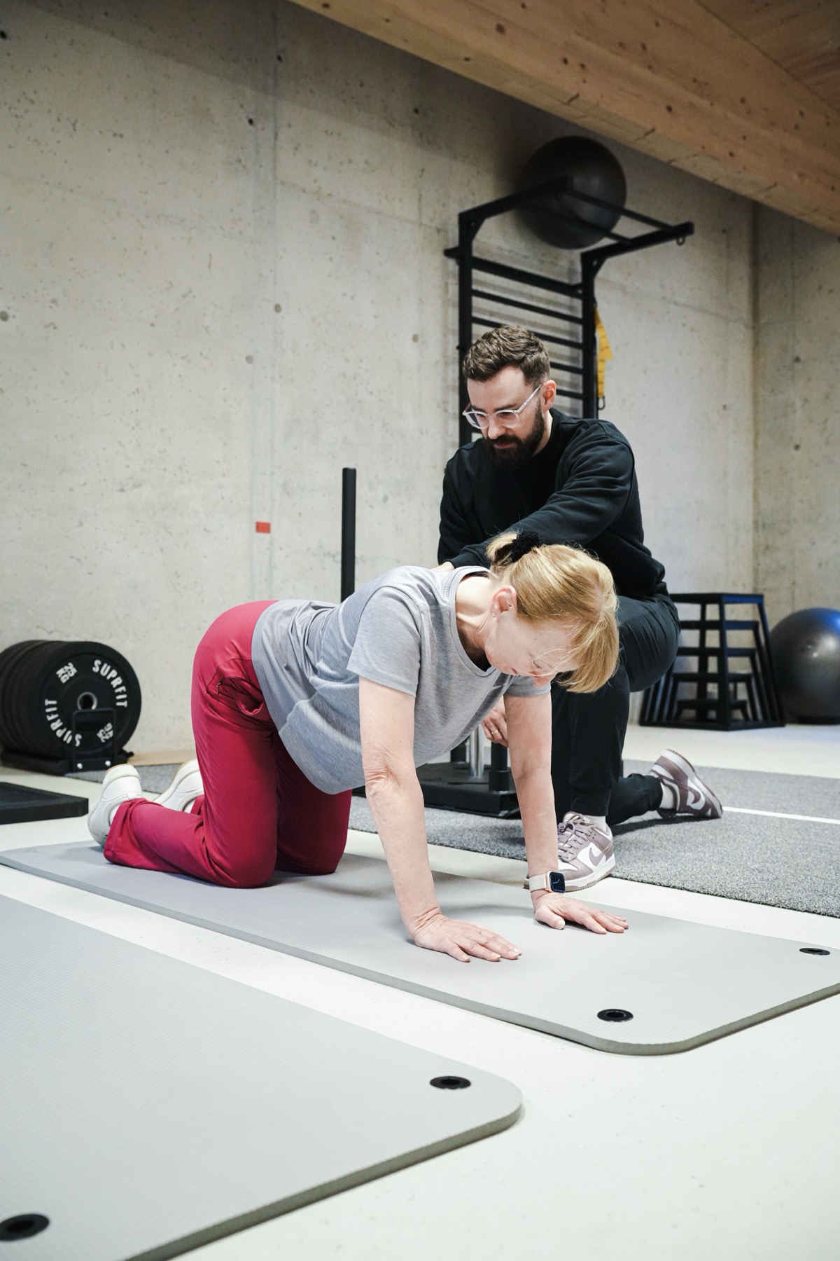 BRIKS Studio – Physiotherapie Rückenübung auf der Matte