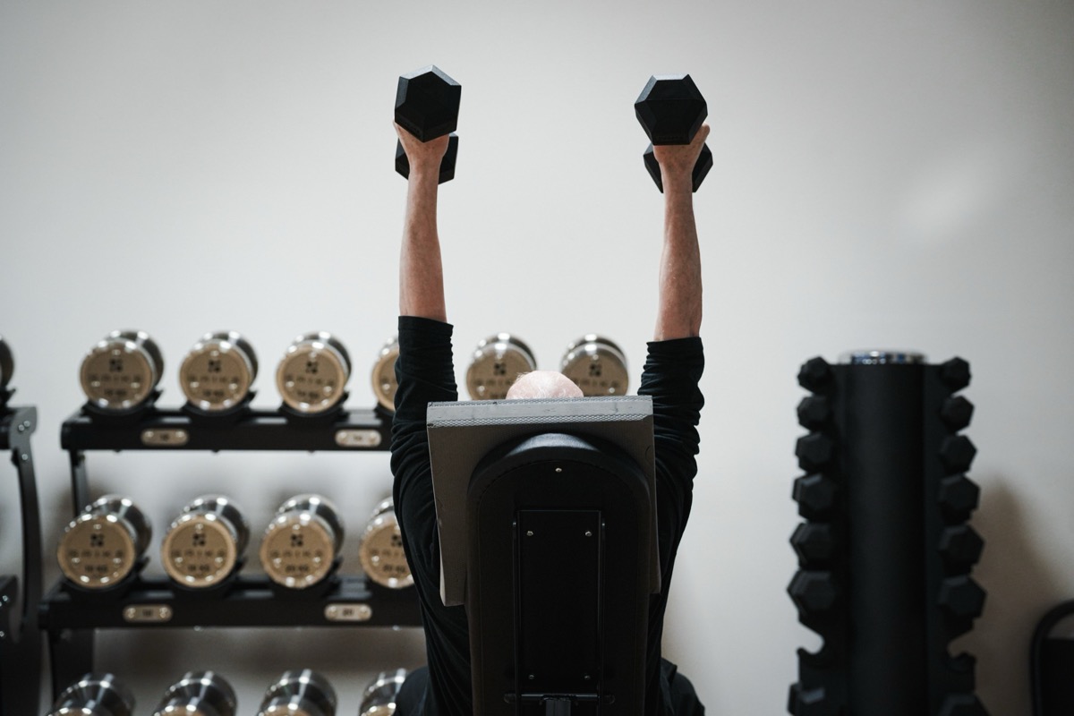 BRIKS Studio – Hanteltraining auf der Schrägbank
