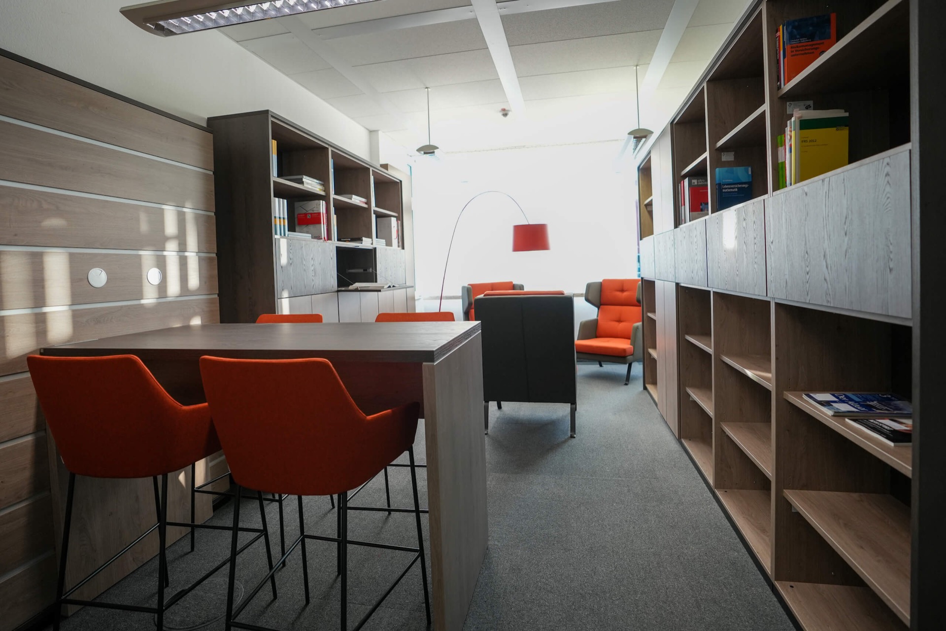 Helle Bürofläche mit modernem Mobiliar