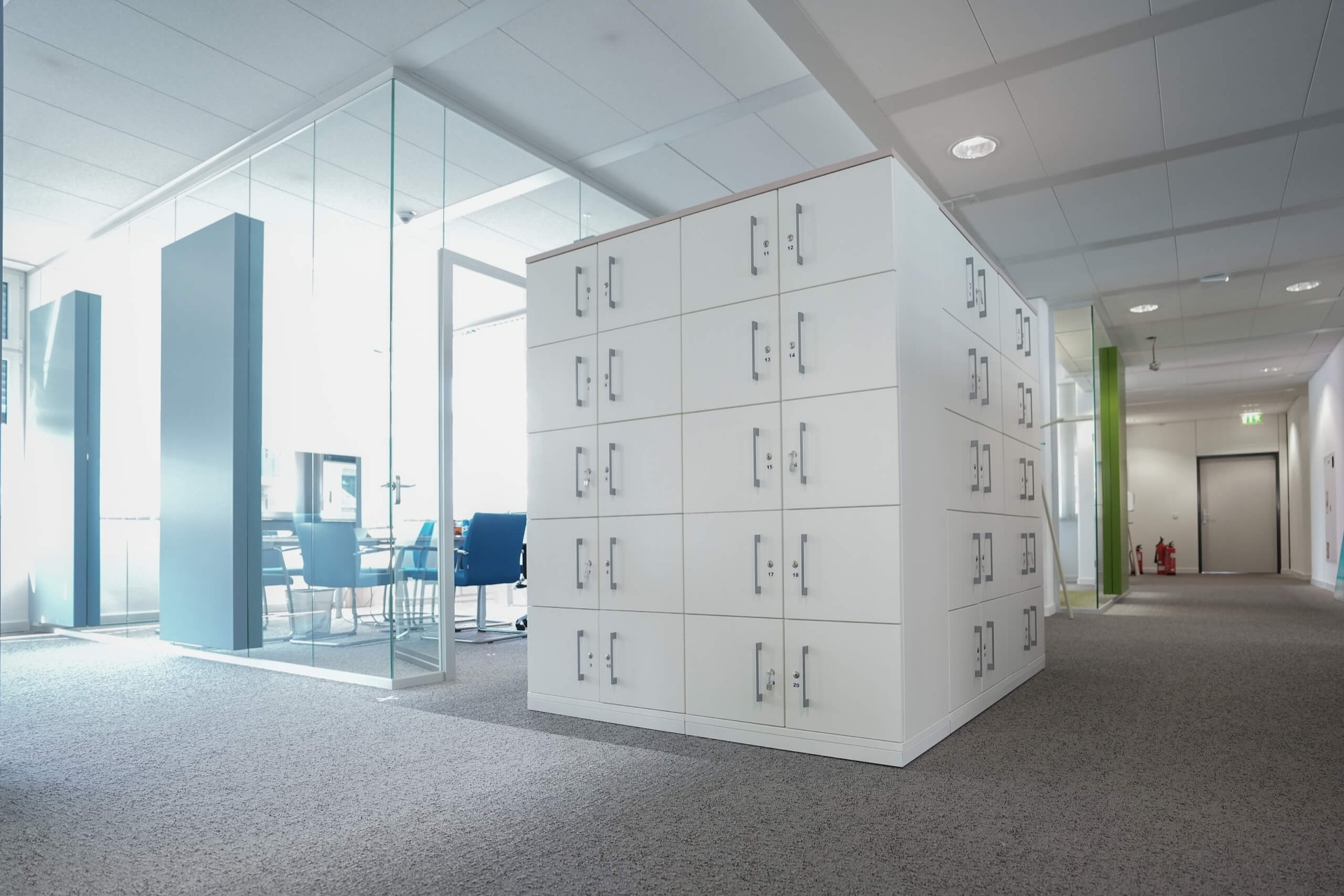 Einzelbüro mit ergonomischem Schreibtisch