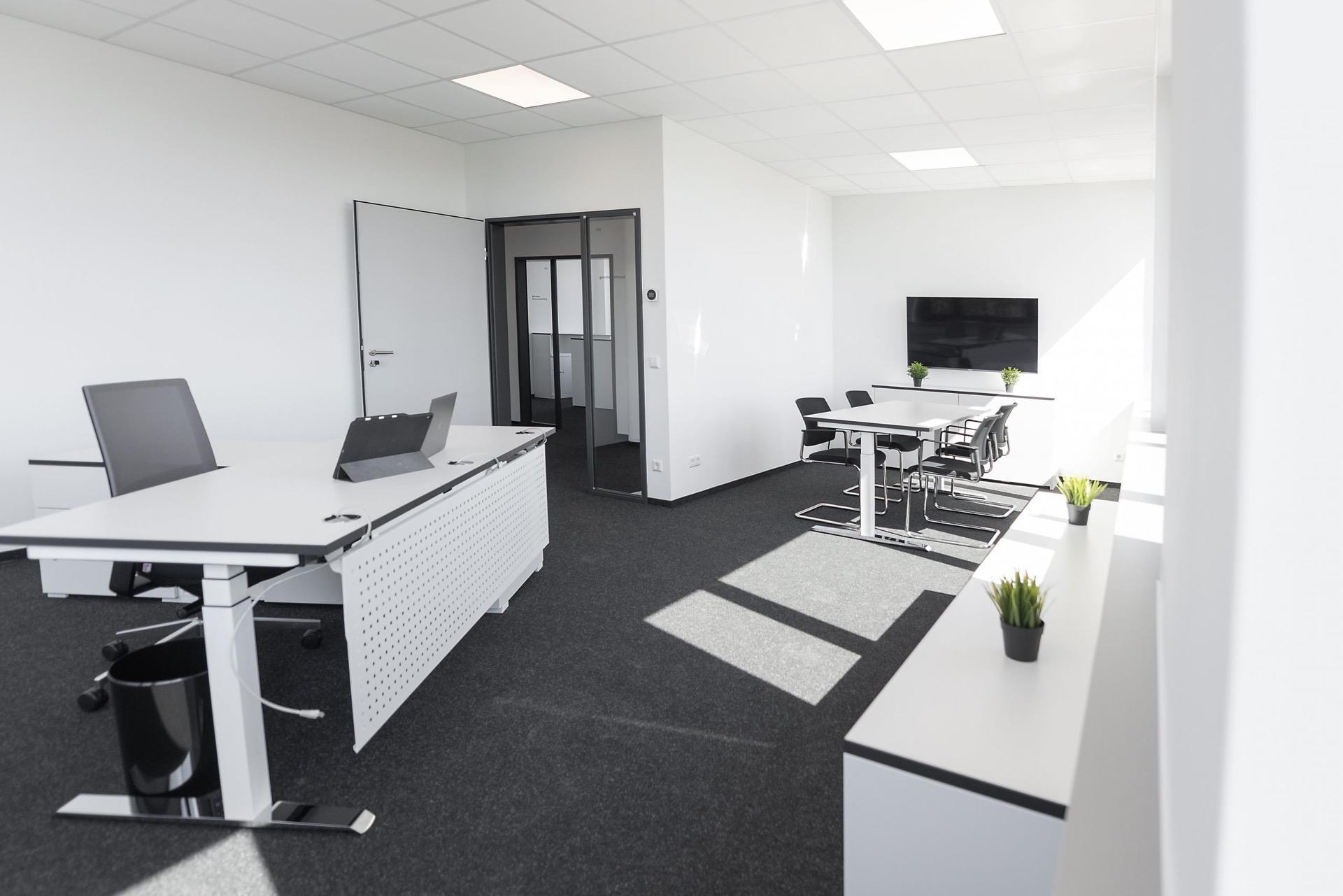 Ergonomischer Arbeitsplatz mit höhenverstellbarem Schreibtisch