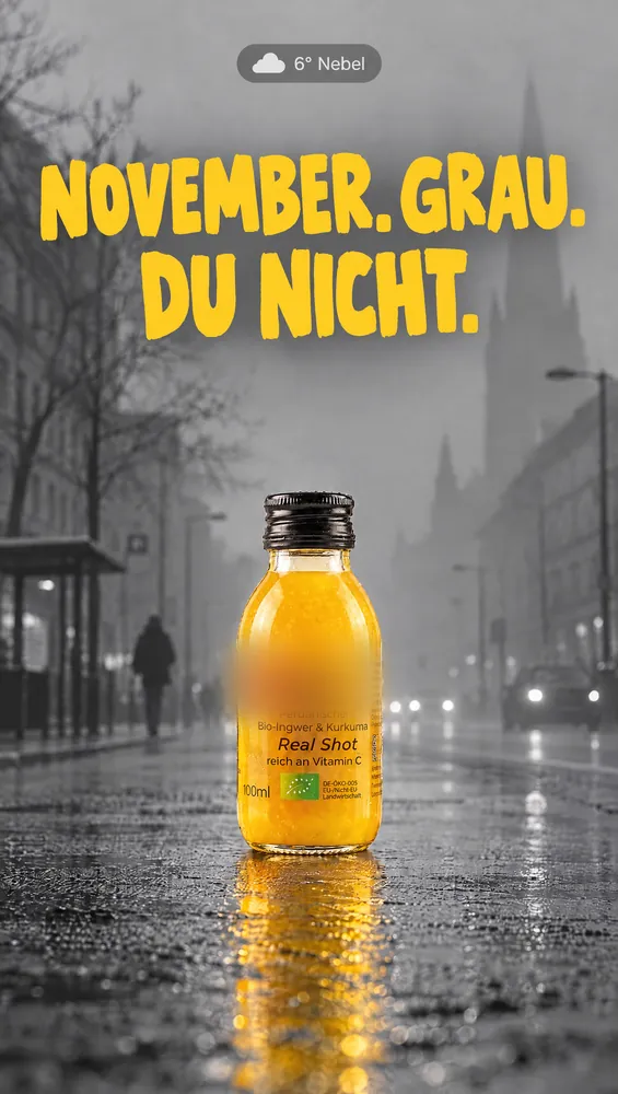 KI-Entwurf: graue Nebelstraße, nur die Flasche leuchtet, „November. Grau. Du nicht.“
