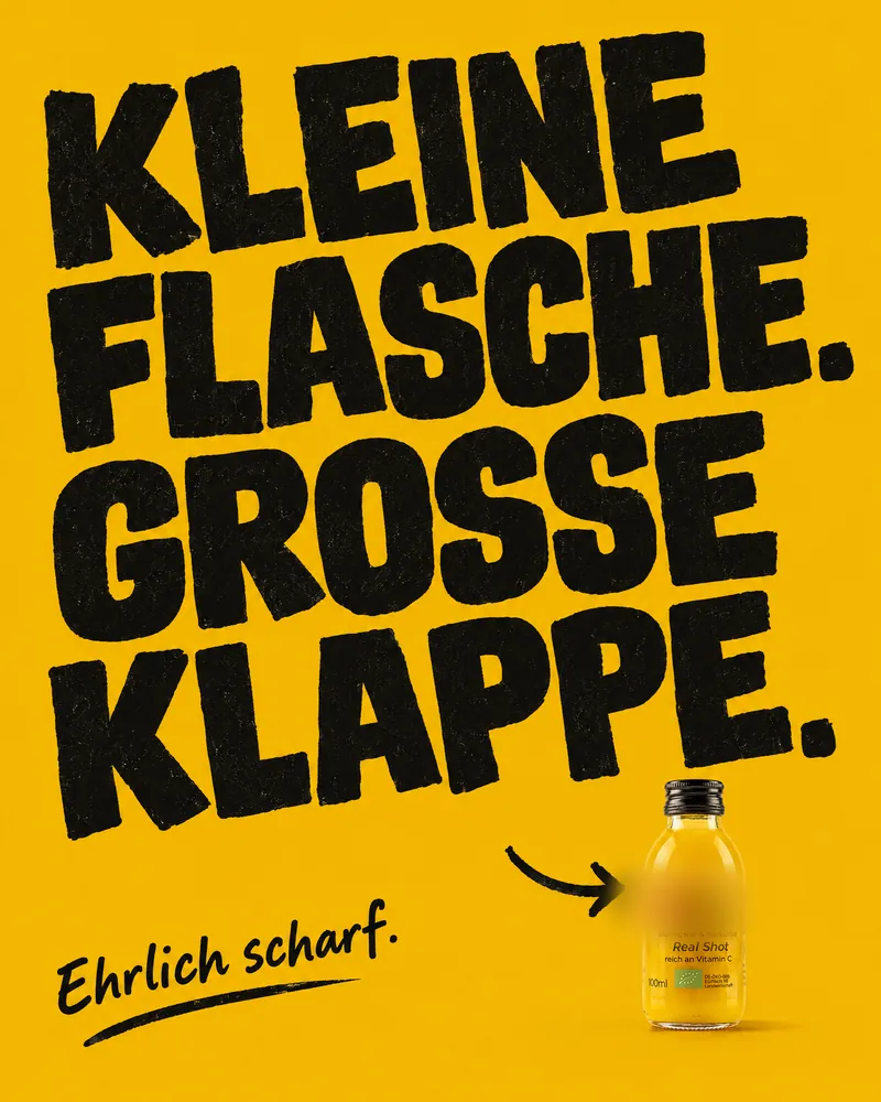KI-Entwurf: Gelbes Typo-Plakat „Kleine Flasche. Große Klappe.“ mit kleiner Ingwershot-Flasche